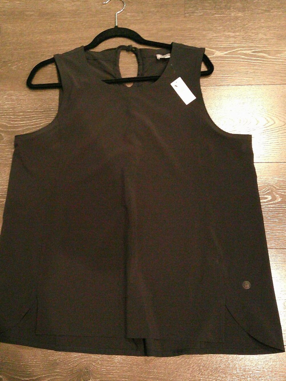T By Talbots Silky black sleeveless stretch shirt Size Large NWT